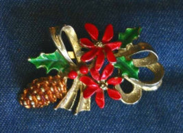 Festive Enamel Gold-tone Poinsettia &amp; Pinec0ne Christmas Brooch 1970s vi... - £10.14 GBP