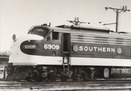 Southern Railway Railroad SOU #6909 E8A Electromotive Train Photo Washington DC - £7.49 GBP