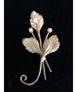 Vintage MCM Gold Tone Flower Brooch Pin with Faux Pearls - $375.39 MXN