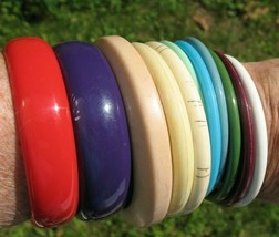Mixed Lot Of 11 Plastic Lucite Bangle Bracelets Red Purple White Green Blue - £11.74 GBP