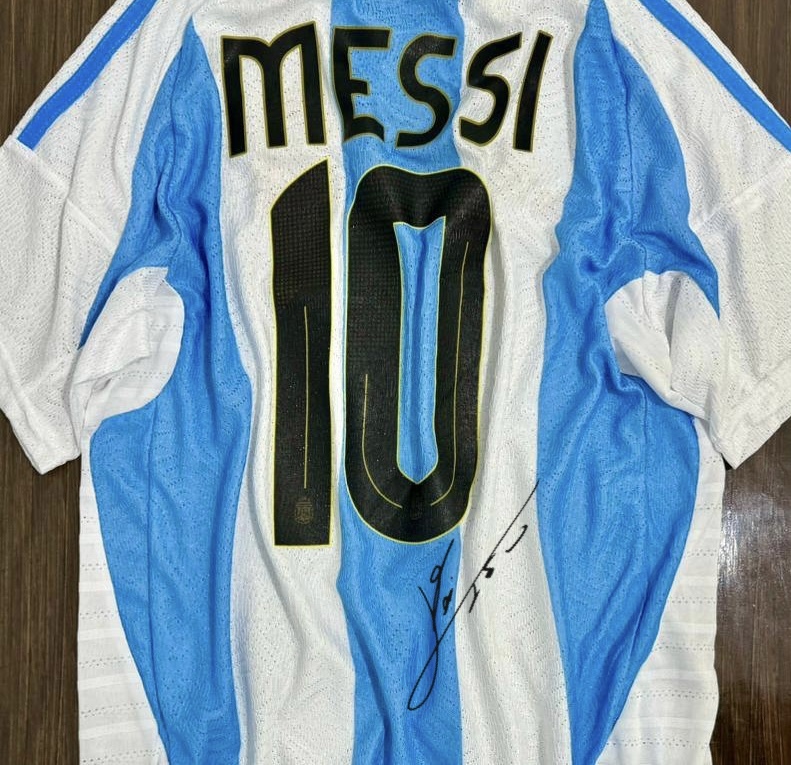 ARGENTINA 2025 HOME JERSEY WITH MESSI PRINTED SIGNATURE + FREE MEDAL GIFT