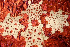 Antique Vintage handmade knit snowflake snow flake Christmas ornament set lot - £3.88 GBP