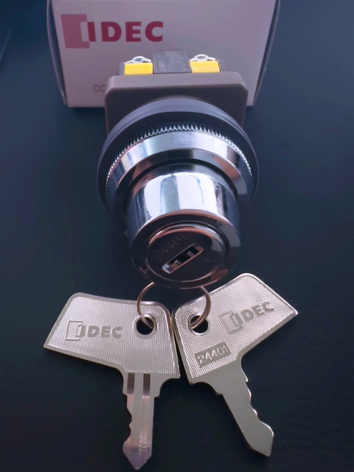 ASN3K10B IDEC 2 Position Maintained Selector Switch W/ Key 1NO Left Remo... - $32.80