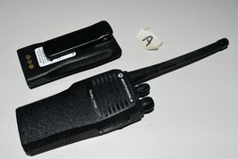 MOTOROLA CP200 AAH50KDC9AA1AN UHF RADIO W GOOD BATTERY w6c - $1,349.44 MXN