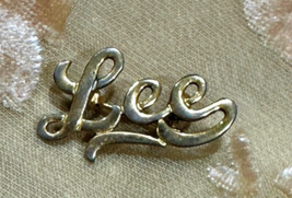 Personalized Name Pin LEE Cursive Gold Tone 1 Inch Custom Vintage - £5.42 GBP
