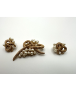 Vintage Gold Crown Trifari Textured Faux Pearl Knot Brooch Earring Set - £101.37 GBP