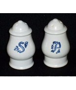 Pfaltzgraff YORKTOWNE Salt &amp; Pepper Shakers Excellent - $188.77 MXN