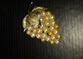 Vintage beautiful brooch gold and pearls in the form of a bunch of grapes - £9.32 GBP