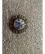 Vintage Style Blue and White Porcelain Floral Brooch – Ornate Filigree M... - €29,31 EUR