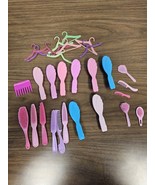 30 Piece Barbie Doll Accessories Lot  Vintage Brushes, Combs, Hangers Maxi - €11,01 EUR