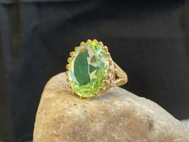 10K Yellow Gold Ring 8.21g Fine Jewelry Sz 6.25 Band Green Stone Oval Prong - £320.69 GBP