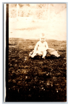 RPPC Adorabile Bambino Playing IN Erbe Detto Tema Marley Phillips Jr Postcard S6 - £3.16 GBP