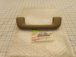 Toyota 74610-06061-E0 Interior Grab Assist Handle Front Right RH Sand - €34,17 EUR