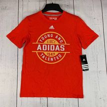 Young and Talented Adidas Medium Red Tshirt New Youth - $237.43 MXN