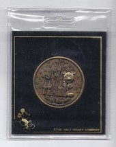 2000 Walt Disney World Commemorative Coin Rare Magic Kingdom Vintage - £34.09 GBP