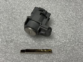 GM driver side door lock cylinder with matching flip key blade. Fully as... - $223.68 MXN