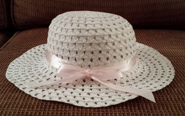 Girl&#39;s White Mesh Crocheted Sun Hat With Light Pink Ribbon - £3.16 GBP