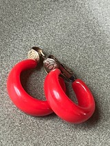 Vintage Small Tomato Red Plastic Tapered HOOP Clip Earrings – 0.75 inches in dia - £8.89 GBP