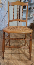 VTG Antique Cane Bottom Spindle BAck Style Wood Chiar Blonde Color Classic - $1,845.45 MXN