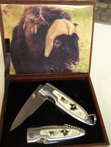 Buffalo themed 2 Collectable Knives in Presentation collectors box - $20.99