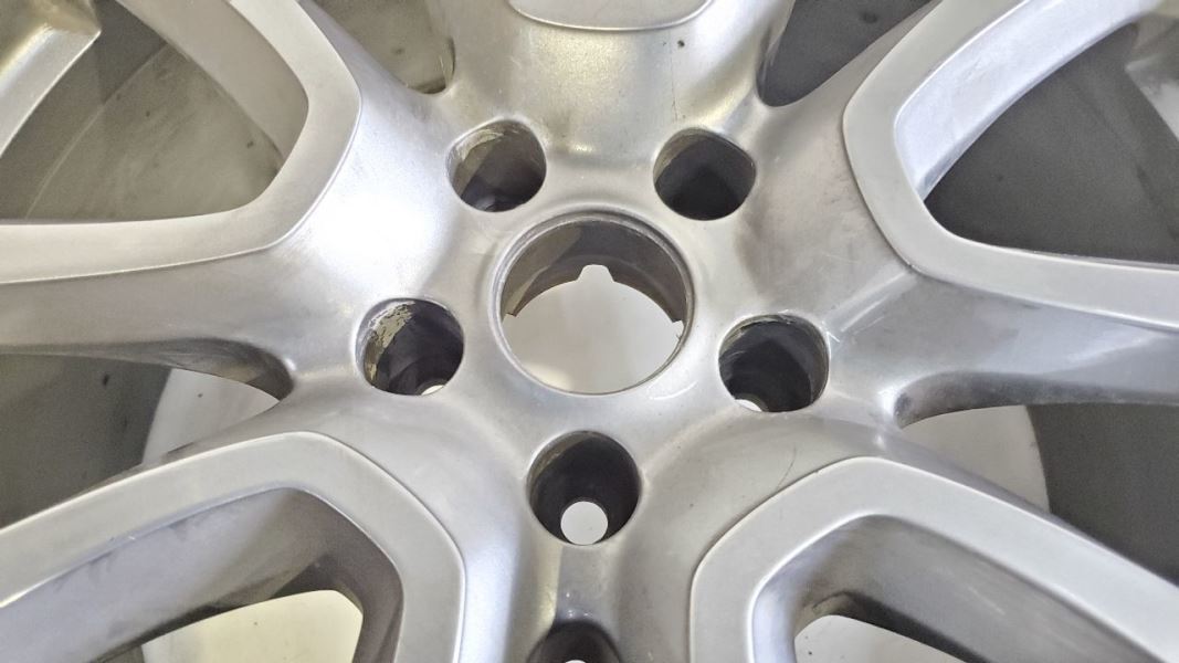 2018 Maserati Levante OEM Wheel Rim 19'' Minor Scuff Item image 2