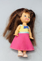 Kelly Dolls Mattel Brunette 1994 Yellow Pink Dress 4-1/2&quot; Dollhouse Miniature - £9.02 GBP