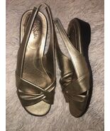Life Stride BY SOFT SYSTEMS Sling BACK Sandal Heels GOLD SZ 9 M NEW - $1,069.53 MXN