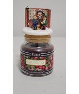 Yankee Candle CRANBERRY with Christmas Carolers Topper Lid 3.07 oz Retired - $457.51 MXN