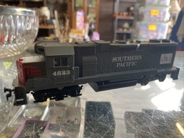 HO Athearn &quot;SOUTHERN PACIFIC&quot; (SP) DC Powered Diesel  Locomotive. #4823 - £17.65 GBP