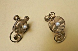 Vintage Screwback Earrings - Goldtone Floral w/Pearl Center - Signed STAR - £19.65 GBP