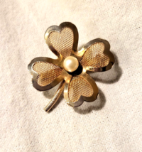 Vintage CORO Gold Tone Mesh 4 Leaf Clover Brooch/Pin-Pearl Center - £11.18 GBP