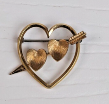 Vintage Signed Krementz Triple Heart &amp; Arrow Brooch Pin Gold Plated - £17.44 GBP