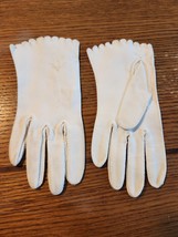 Vintage 1940s-50s Ladies Off White Gloves w/Cut-Out Trim - $18.00