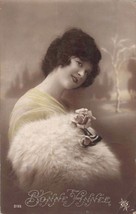 Bon Annee ~ Beau Jeune WOMAN-FUR-DRESS-FLOWERS-1921 Français Photo Carte Postale - £7.72 GBP