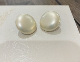 VINTAGE Marvella Clip On Earrings Cream Faux Pearl Round Button Signed 1&quot; - £10.31 GBP