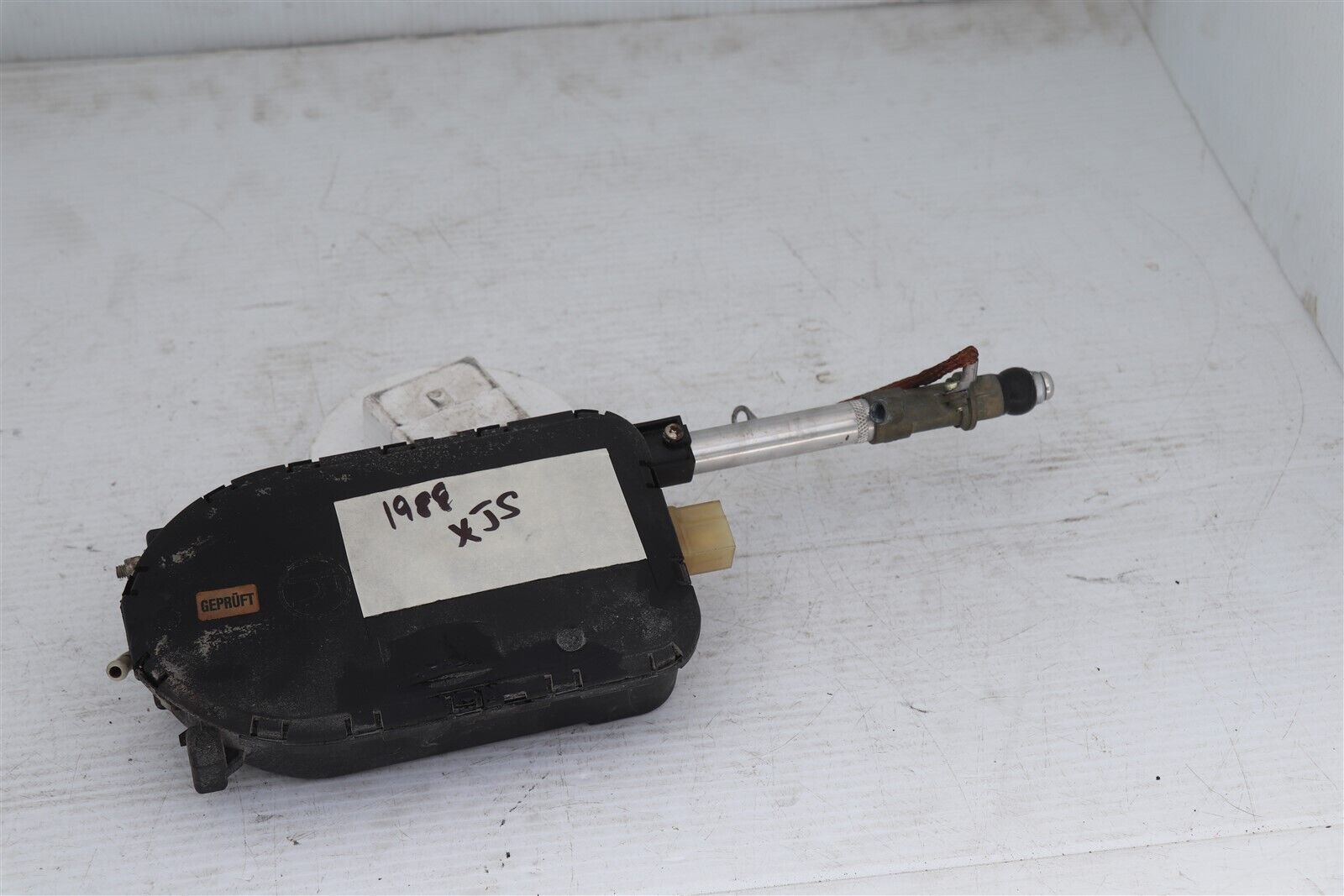 8406 Jaguar Xj6 XJ8 Xjs XKR XK8 VDP AM FM Rear Radio Power Antenna