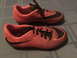 Nike cleats Size 5Y soccer softball baseball pink black sports shoes Girls - £21.23 GBP