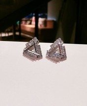 Dazzling Triangle Cutout Stud Earrings - €3,72 EUR