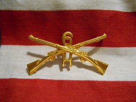 US ARMY CROSS RIFLE INSIGNIA 1/I PRONG REVERSE SIDE UNKNOWN ERA - £6.85 GBP