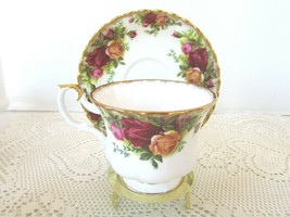 ROYAL ALBERT OLD COUNTRY ROSES TEACUP AND MATCHING SAUCER ENGLAND - $14.80