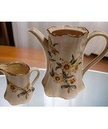 Two 6½ &amp; 3½ Vintage 1968 Porcelain Pitchers Floral Design - $167.06 MXN