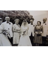8X10 VINTAGE 1950&#39;s PHOTO OF BRIDE AND WEDDING PARTY Black and White Pic... - £5.15 GBP