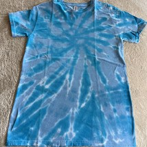 NEW Gildan Mens Womens Blue Spiral Tie Dye Short Sleeve Shirt SMALL - £13.34 GBP