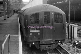 pu3197 - London Underground - Lt 1938 Stock, Drayton Park c1971 - print 6x4 - $2.95