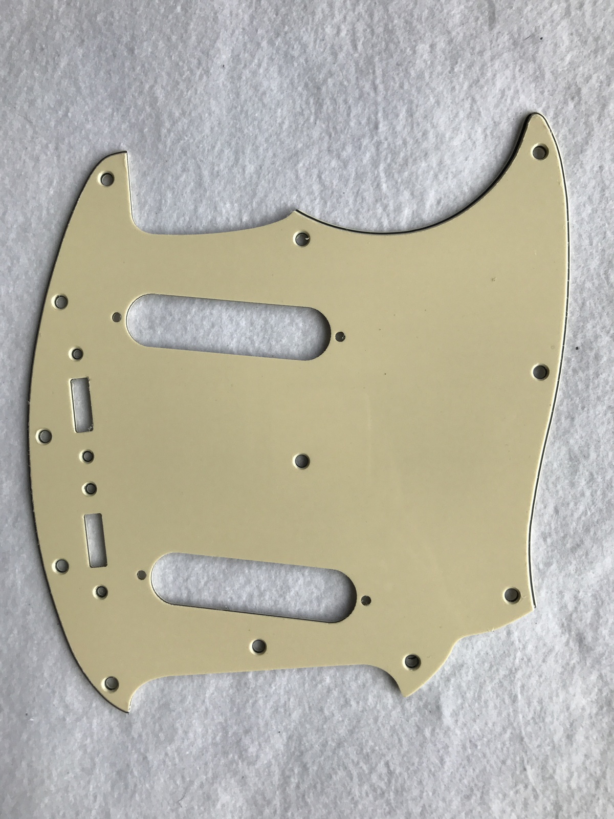 US Mustang Classic Series Guitar Pickguard 3 Ply Vintage Yellow