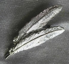 Elegant Gerry&#39;s Textured Silver-tone Feathers Brooch 1970s Vintage - £9.86 GBP