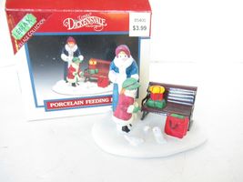 LEMAX 53135 DICKENSVALE VILLAGE ACCESSORY FEEDING BIRDS  L134 - $157.77 MXN