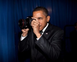 President Barack Obama takes a picture with photographer&#39;s camera Photo Print - £7.04 GBP+