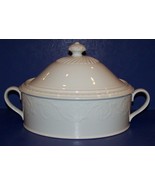 WONDERFUL MIKASA DE900 PLAZA LANE WHITE OVAL HANDLED CASSEROLE WITH LID - $70.38