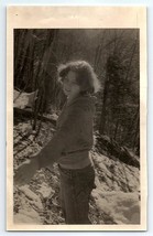 Nero e Bianco Fotografia 1980&#39;s Donna IN Foresta Su Paesaggio Innevato C... - £31.39 GBP